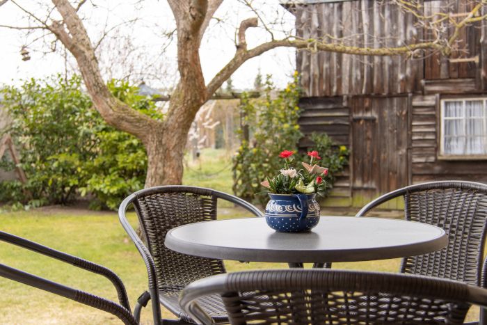 Außenansicht Ferienhaus Rietzer See - Blick von der Terrasse in den grünen Innenhof